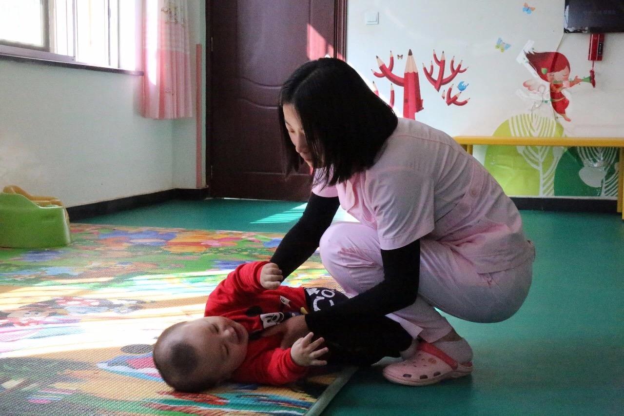 以愛之名,，90后女孩重回福利院