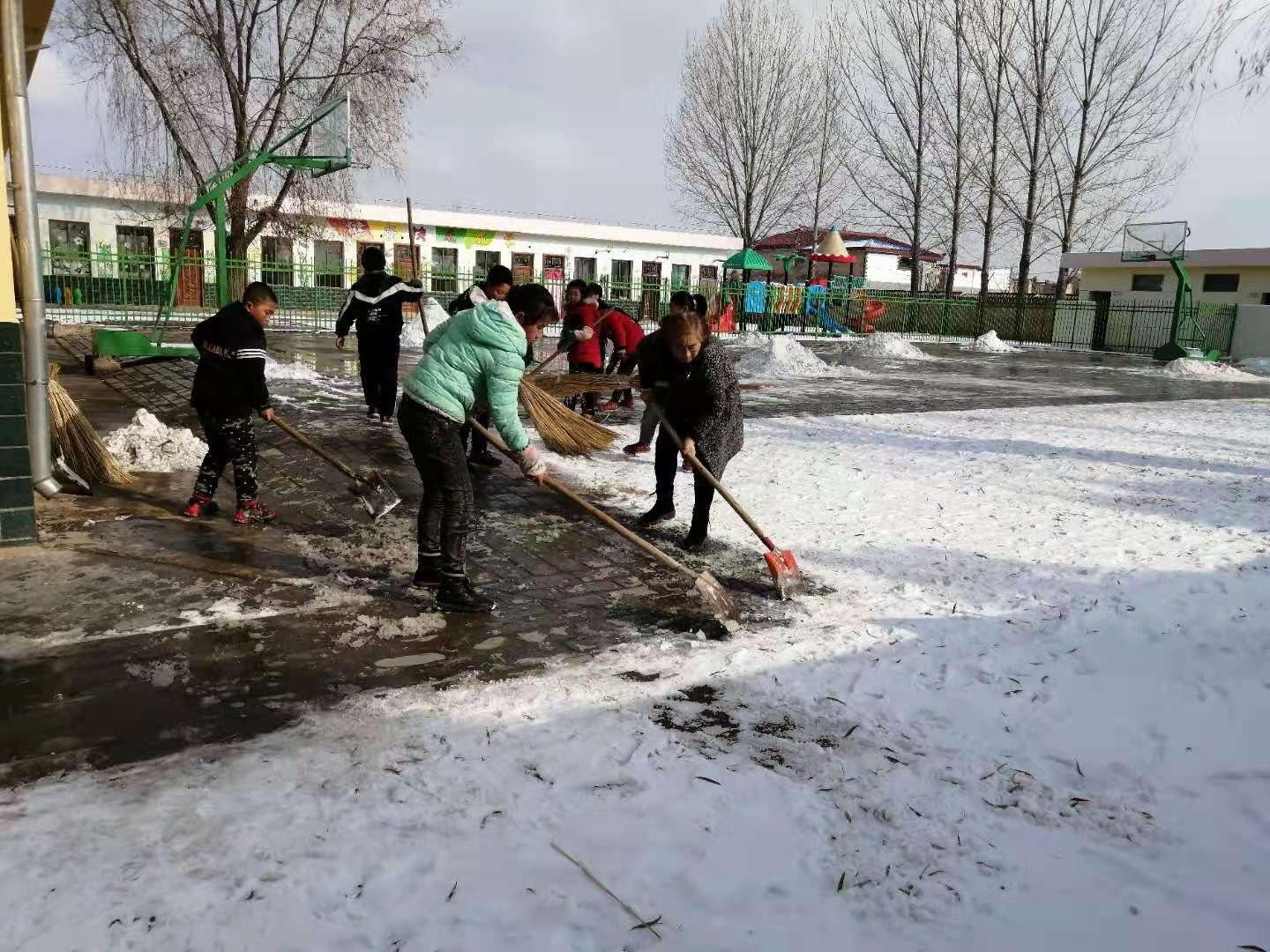 李桂芝和孩子們一起鏟雪