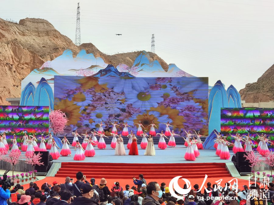 第38屆蘭州桃花旅游節(jié)開幕式上的舞蹈表演,。 人民網(wǎng) 高翔攝