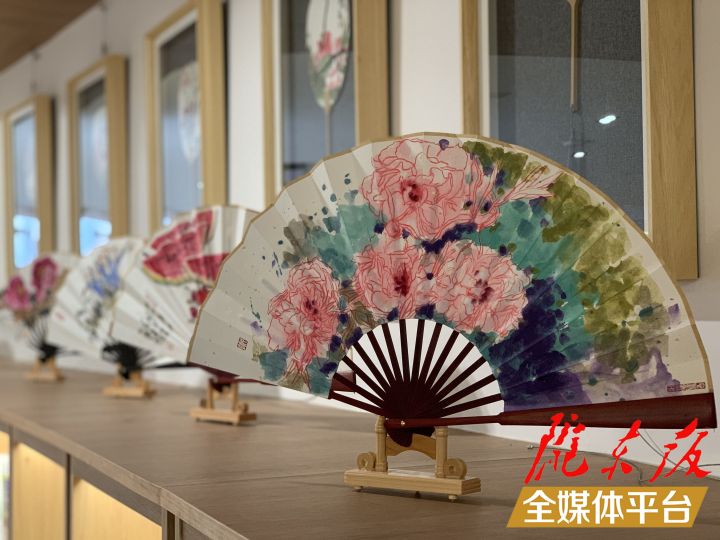 賀也頻扇面中國(guó)畫(huà)作品展開(kāi)展