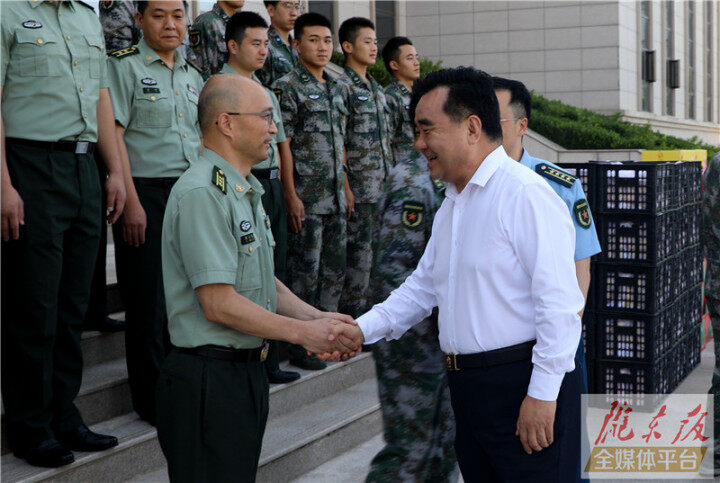 黃澤元周繼軍“八一”建軍節(jié)前看望慰問(wèn)駐慶部隊(duì)官兵和消防救援指戰(zhàn)員