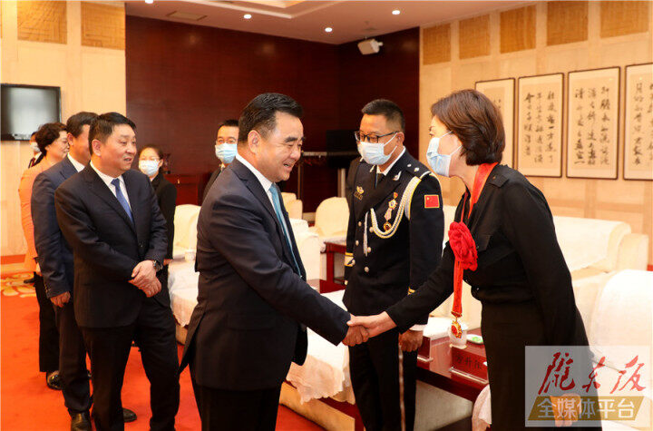 黃澤元周繼軍與全國(guó)“人民滿意的公務(wù)員”魏彥坤和全市優(yōu)秀公務(wù)員代表座談