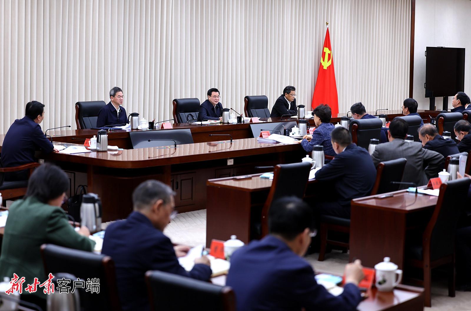 胡昌升在省委主題教育領(lǐng)導(dǎo)小組會(huì)議上強(qiáng)調(diào)：深入學(xué)習(xí)貫徹習(xí)近平總書(shū)記重要講話精神 持續(xù)推動(dòng)全省主題教育走深走實(shí)取得實(shí)效