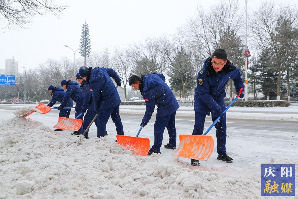 【攝影報道】慶陽市：低溫雨雪冰凍天氣頻現(xiàn) 干部職工掃雪除冰保暢通