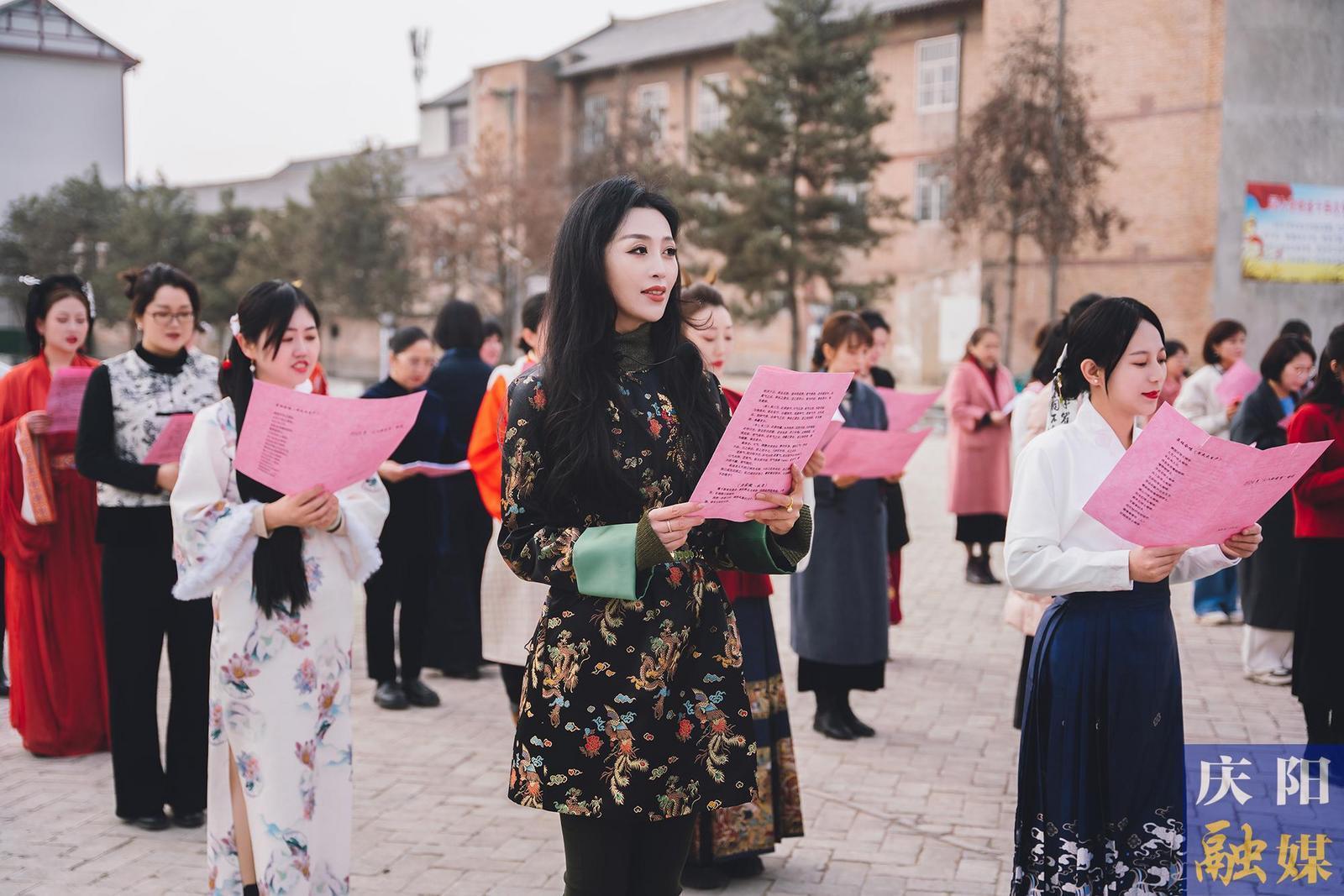 【攝影報道】春日有約不負(fù)芬芳 ——市委宣傳部,、市委統(tǒng)戰(zhàn)部,、市融媒體中心女職工攜手共慶“三八”國際勞動婦女節(jié)