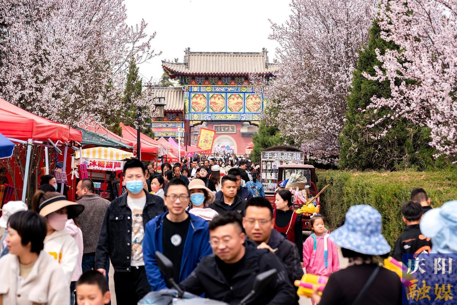 【攝影報道】西峰區(qū)小崆峒景區(qū)游客如織  樂享假日春光