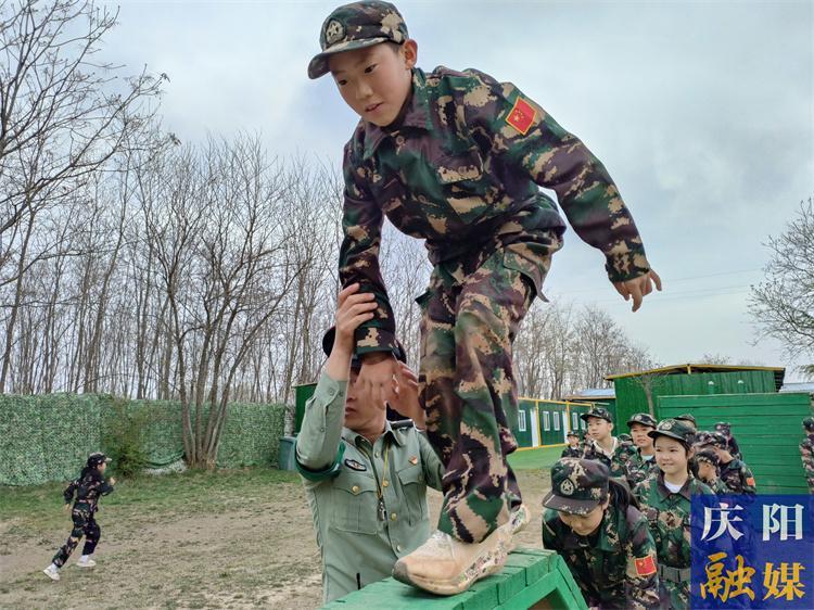 【攝影報(bào)道】小記者變身“特種兵”“沉浸式”體驗(yàn)軍旅生活