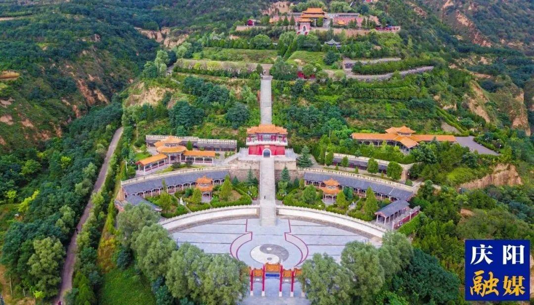 您好,！我叫慶陽(yáng),，這是我的名片，請(qǐng)多多關(guān)照