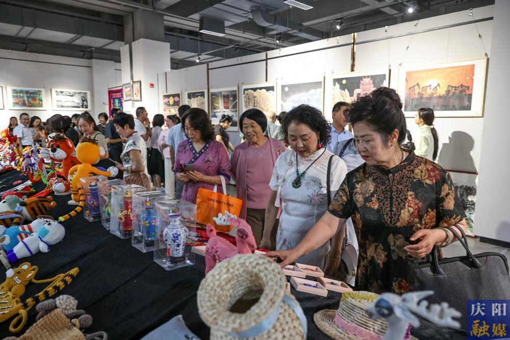 【攝影報(bào)道】隴東民間工藝美術(shù)作品展開展