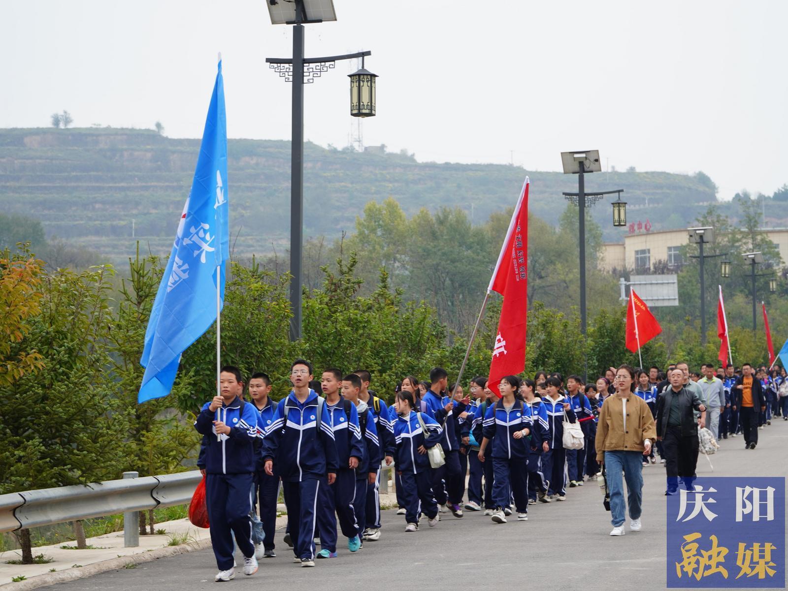 為青春勵(lì)志 為前行追光 慶陽(yáng)市西峰區(qū)顯勝實(shí)驗(yàn)學(xué)校開展20公里徒步研學(xué)活動(dòng)