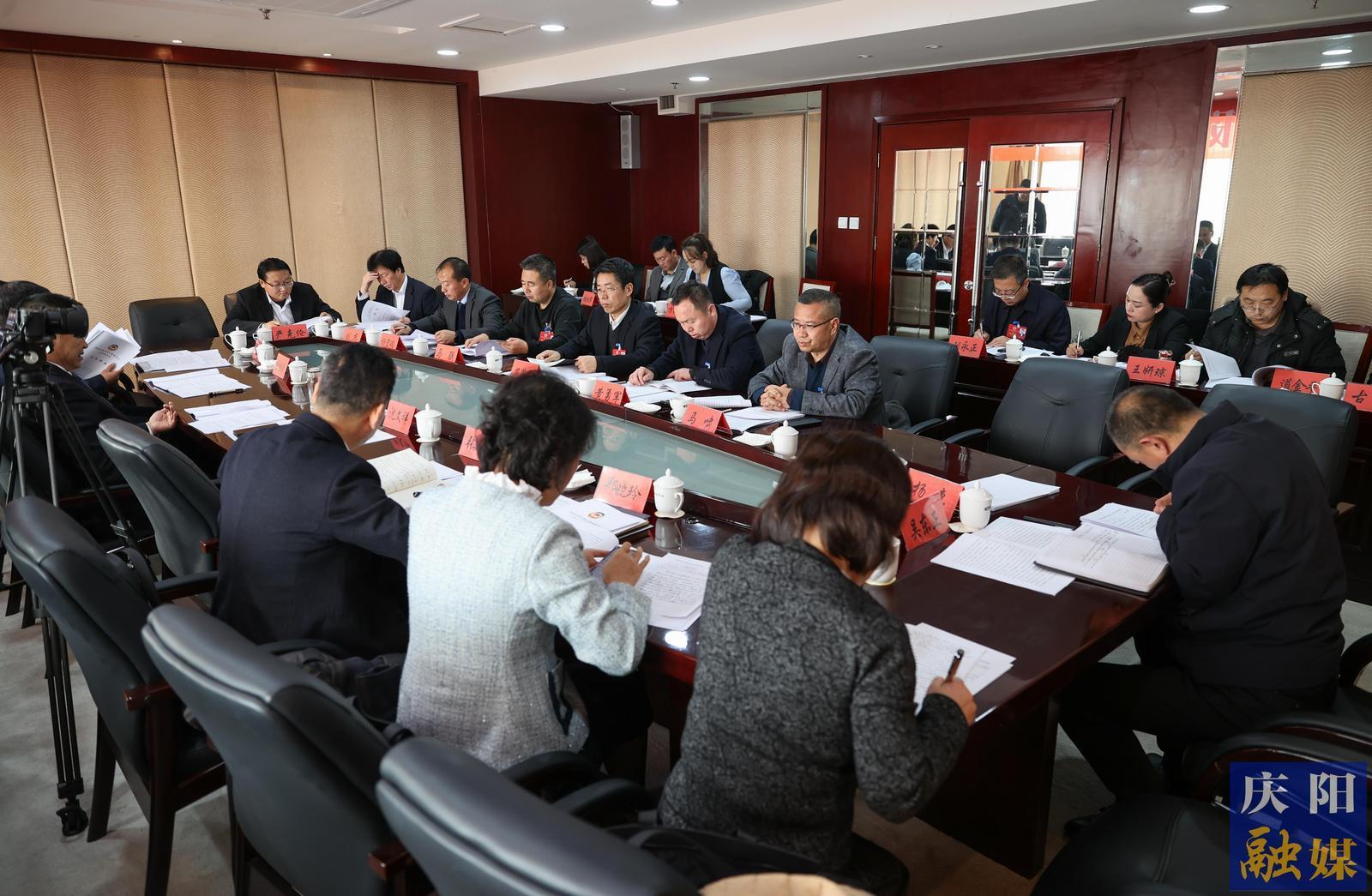 慶陽市政協(xié)委員分組討論政府工作報(bào)告和計(jì)劃,、財(cái)政報(bào)告