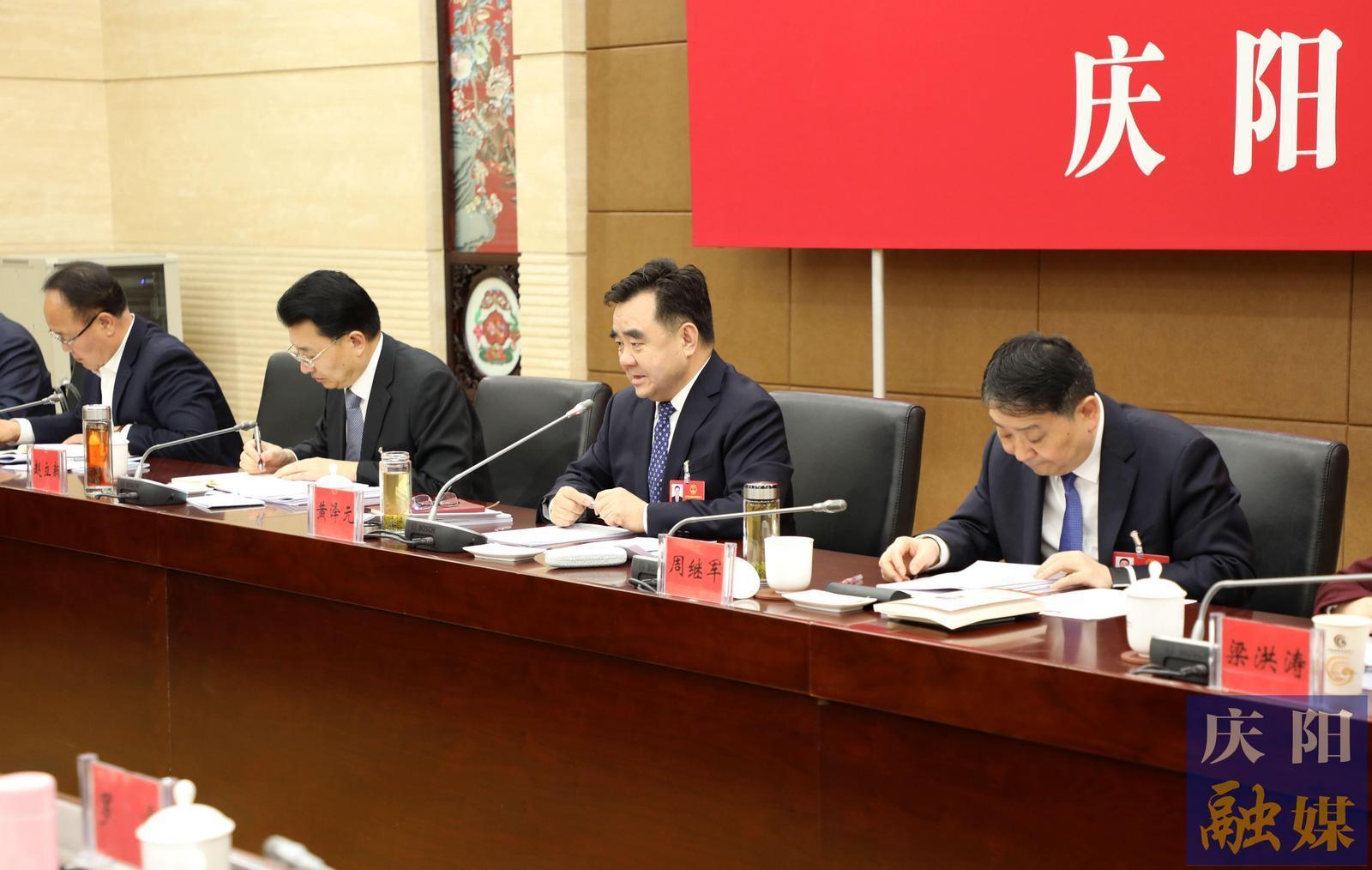 黃澤元在審議省政府工作報告時說 以實干實績奮力推動革命老區(qū)高質(zhì)量發(fā)展 以慶陽一域之進(jìn)為全省發(fā)展大局多作貢獻(xiàn)