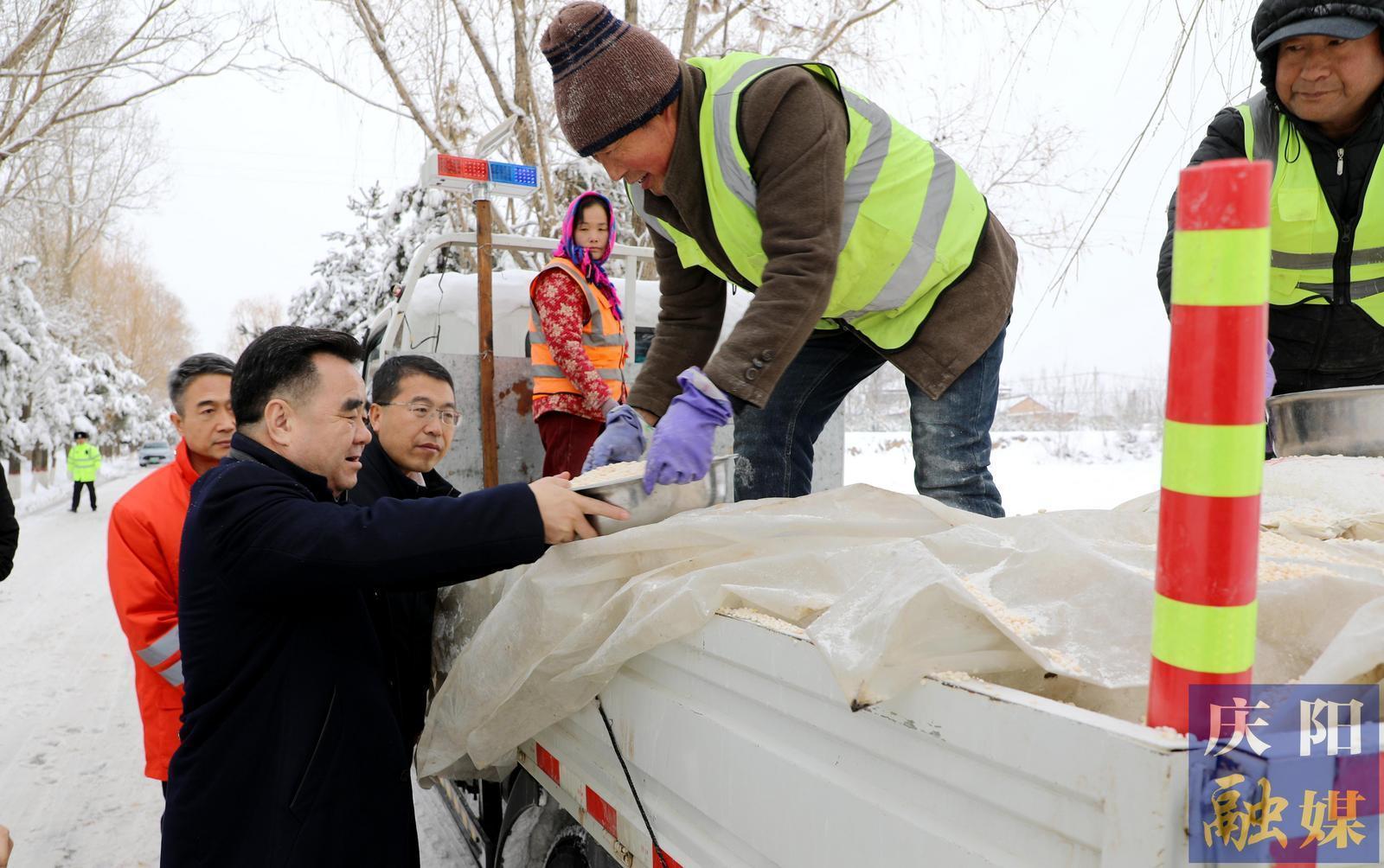 黃澤元在調研道路除雪保通保暢工作時強調 高質高效安全開展道路冰雪清運工作 最大限度減輕強降雪天氣帶來的影響