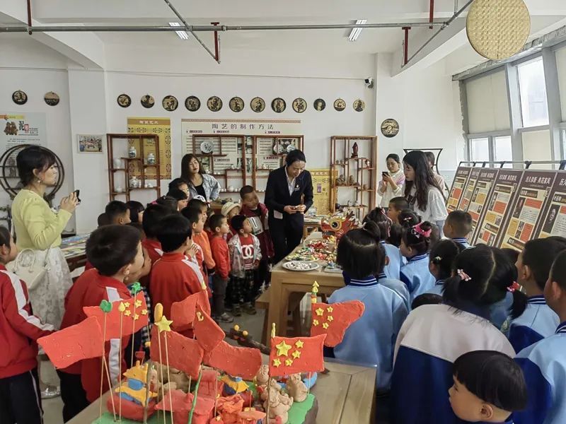 西峰區(qū)兩所幼兒園57名師生走進(jìn)區(qū)青少年綜合實踐基地開展游學(xué)活動