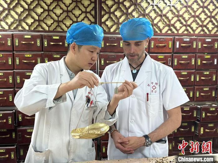 捷克“洋弟子”的中國緣：從武術(shù)小子到中醫(yī)傳播者