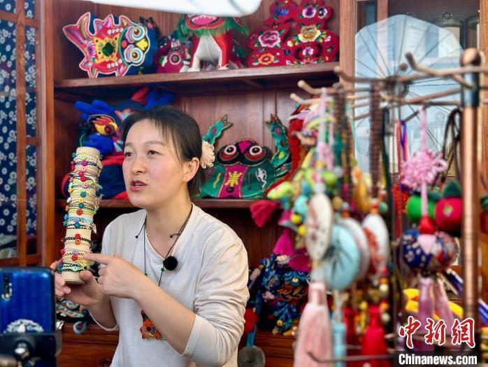 黃土塬繡娘“備貨”端午節(jié) 慶陽(yáng)香包線上線下走俏