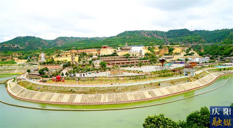 【2025慶陽(yáng)市農(nóng)文旅融合發(fā)展百千萬(wàn)工程探訪記】引“鳳”突圍 蝶變換顏 ——慶城縣藥王洞養(yǎng)生小鎮(zhèn)農(nóng)文旅融合發(fā)展紀(jì)實(shí)