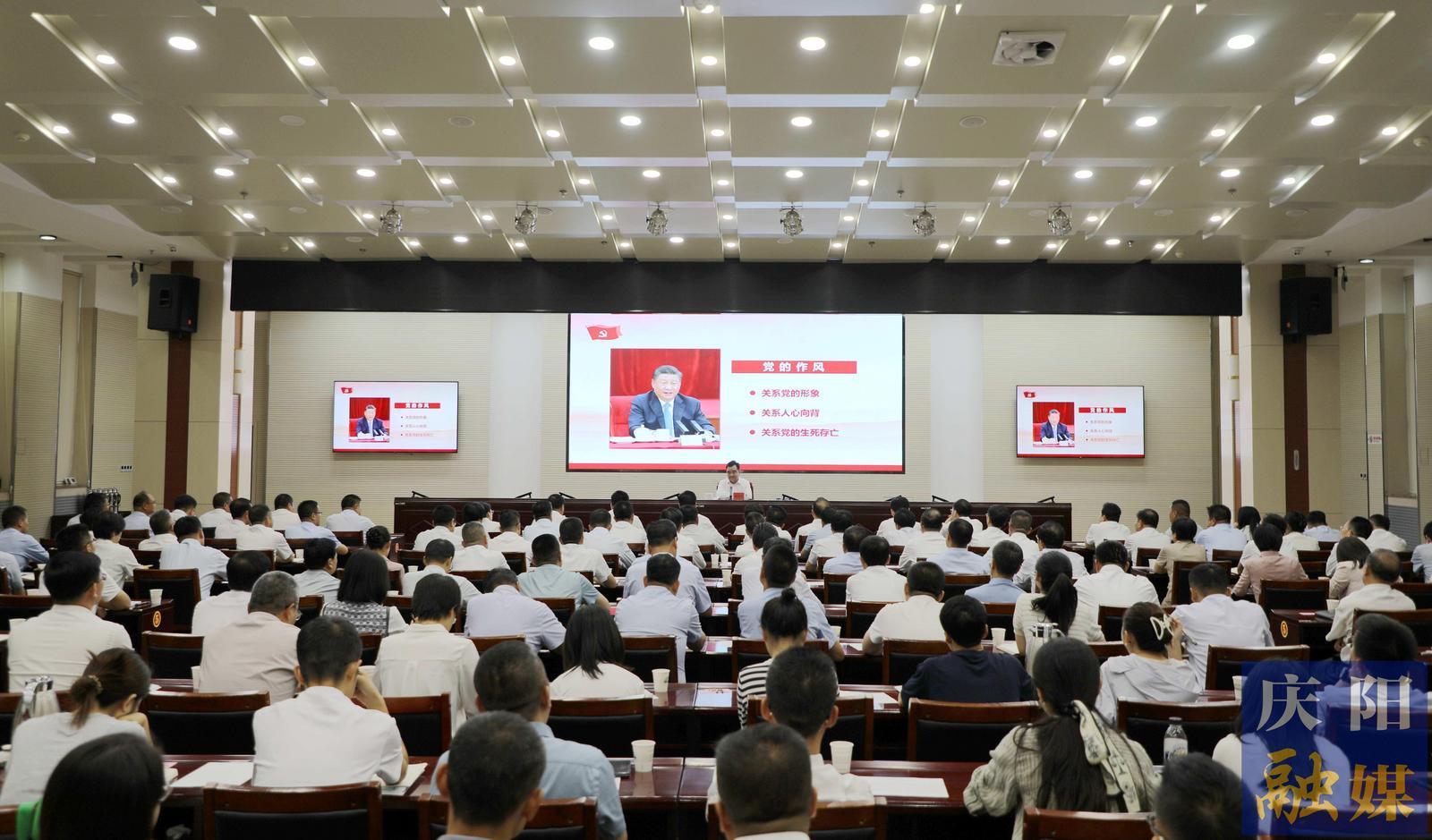 黃澤元在講深入貫徹中央八項規(guī)定精神學(xué)習(xí)教育專題黨課時強調(diào) 堅定不移把作風(fēng)建設(shè)各項要求落到實處 更好服務(wù)全市經(jīng)濟社會高質(zhì)量發(fā)展大局